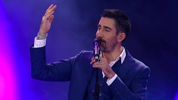 Álex Ubago conquistó al público de la Teletón desde la Quinta Vergara
