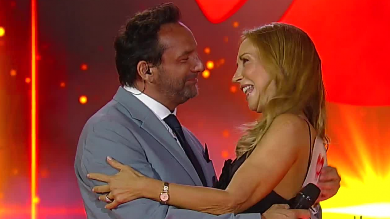 "Este huevito quiere sal"; Así fue el beso de Karen Doggenweiler y Daniel Fuenzalida
