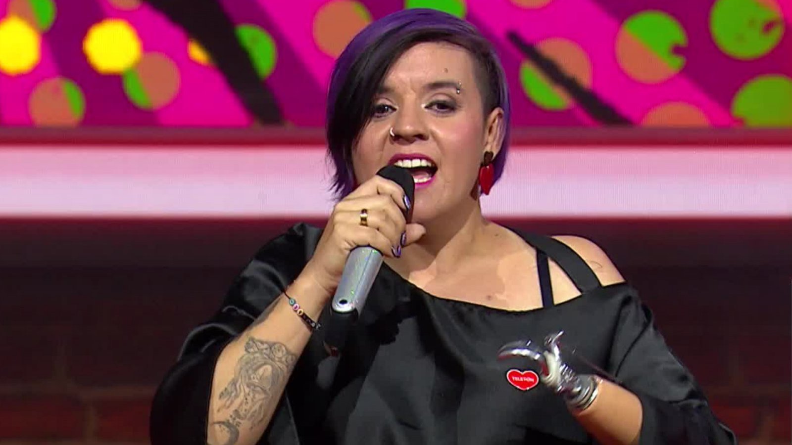 Revive el humor de Lady Garfia en su debut en la Teletón 2024
