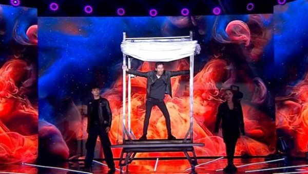 Un viaje por el tiempo: Jean Paul Olhaberry se luce con impactante acto en la Teletón 2024
