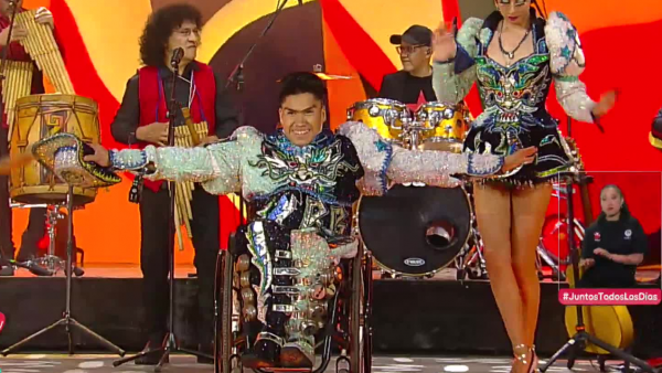 Alan Pereira sorprende bailando caporal al ritmo de Illapu en la Teletón
