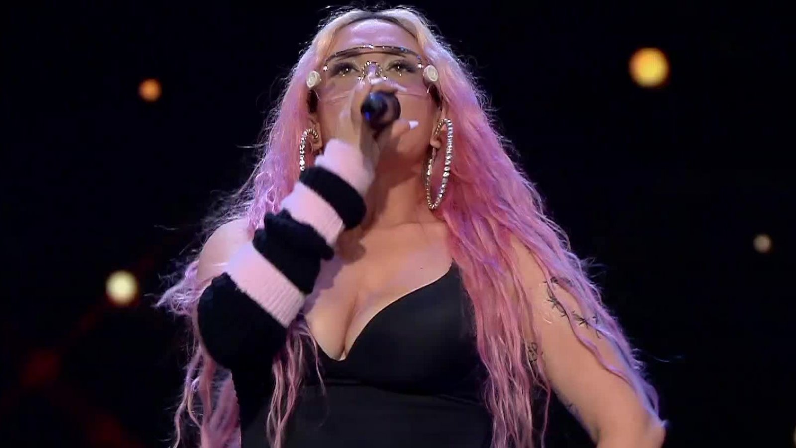 "¿Pero en qué aprietos me está poniendo usted?": Tamara Molina pasa de Karol G a Myriam Hernández
