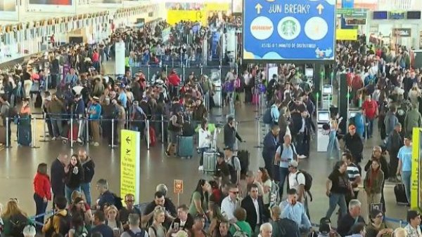 ¡A tener paciencia! Largas filas y demoras en el aeropuerto por movilización de DGAC
