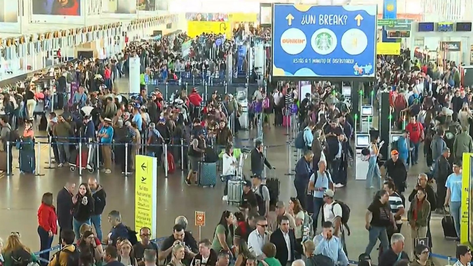 ¡A tener paciencia! Largas filas y demoras en el aeropuerto por movilización de DGAC

