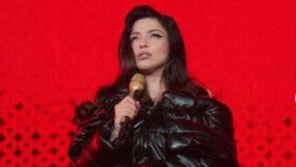 Mon Laferte ofrecerá actuaciones íntimas por su nueva exposición en Chile
