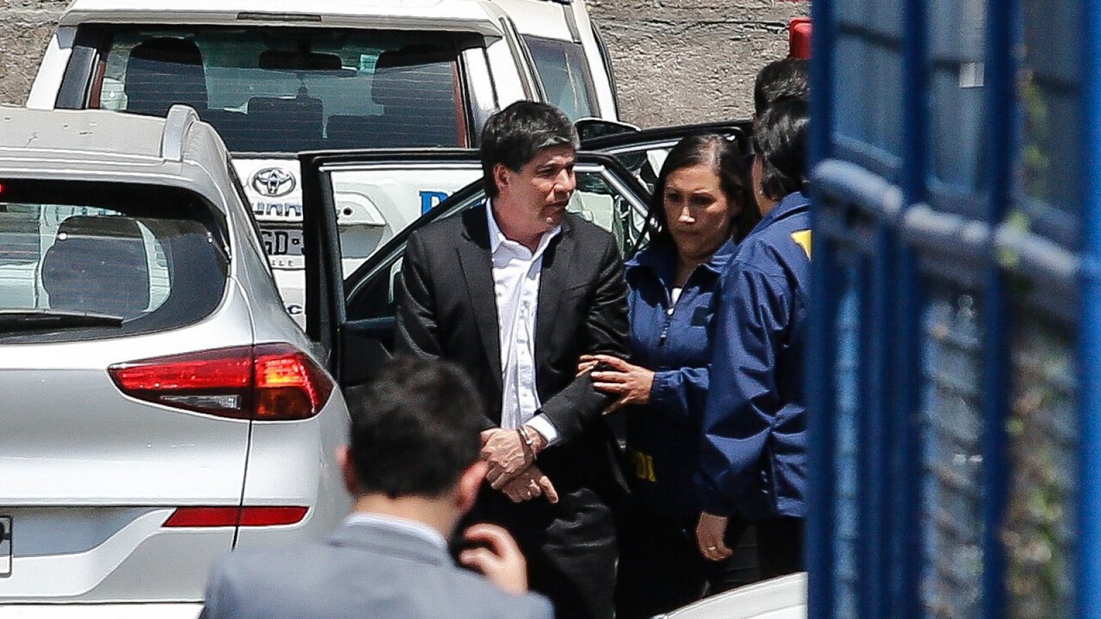 Esposado y con traje: La llegada del exsubsecretario Manuel Monsalve al cuartel de la PDI
