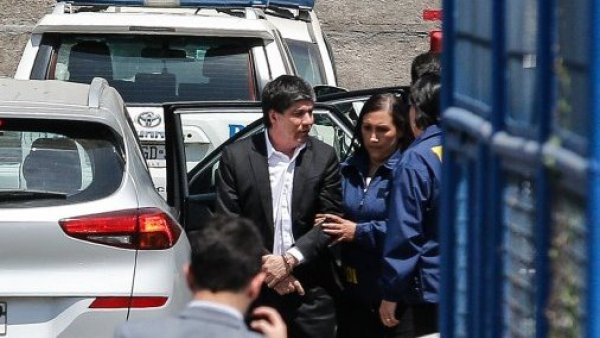 Esposado y con traje: La llegada del exsubsecretario Manuel Monsalve al cuartel de la PDI
