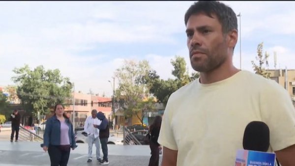 Claudio Valdivia llega al Centro de Justicia para acompañar a su hermano en reformalización
