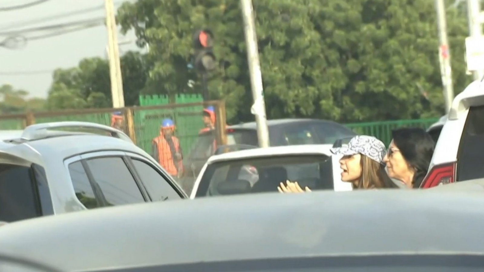 Durante su traslado: Mujeres increpan y manifiestan su repudio hacia Manuel Monsalve
