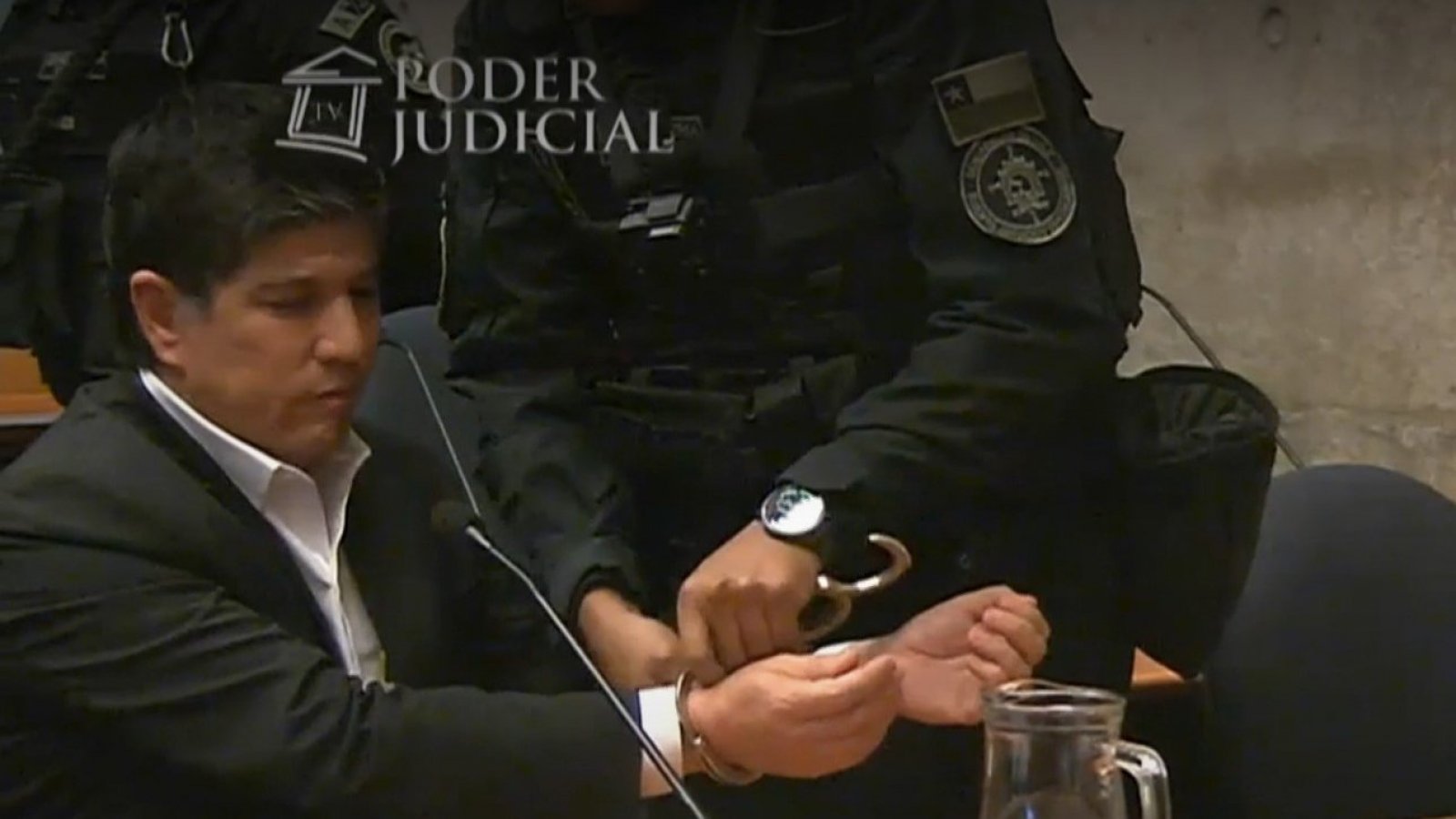 El momento en que le retiran las esposas a Manuel Monsalve en su formalización
