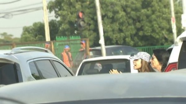 Durante su traslado: Mujeres increpan y manifiestan su repudio hacia Manuel Monsalve

