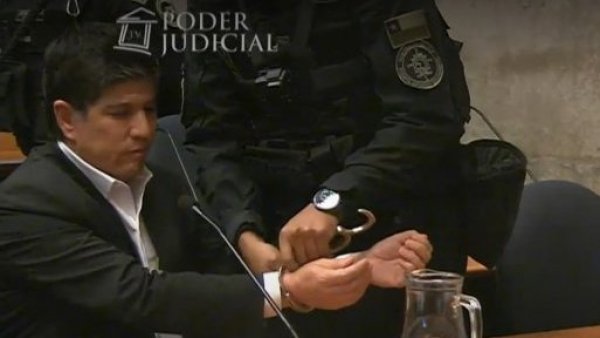 El momento en que le retiran las esposas a Manuel Monsalve en su formalización
