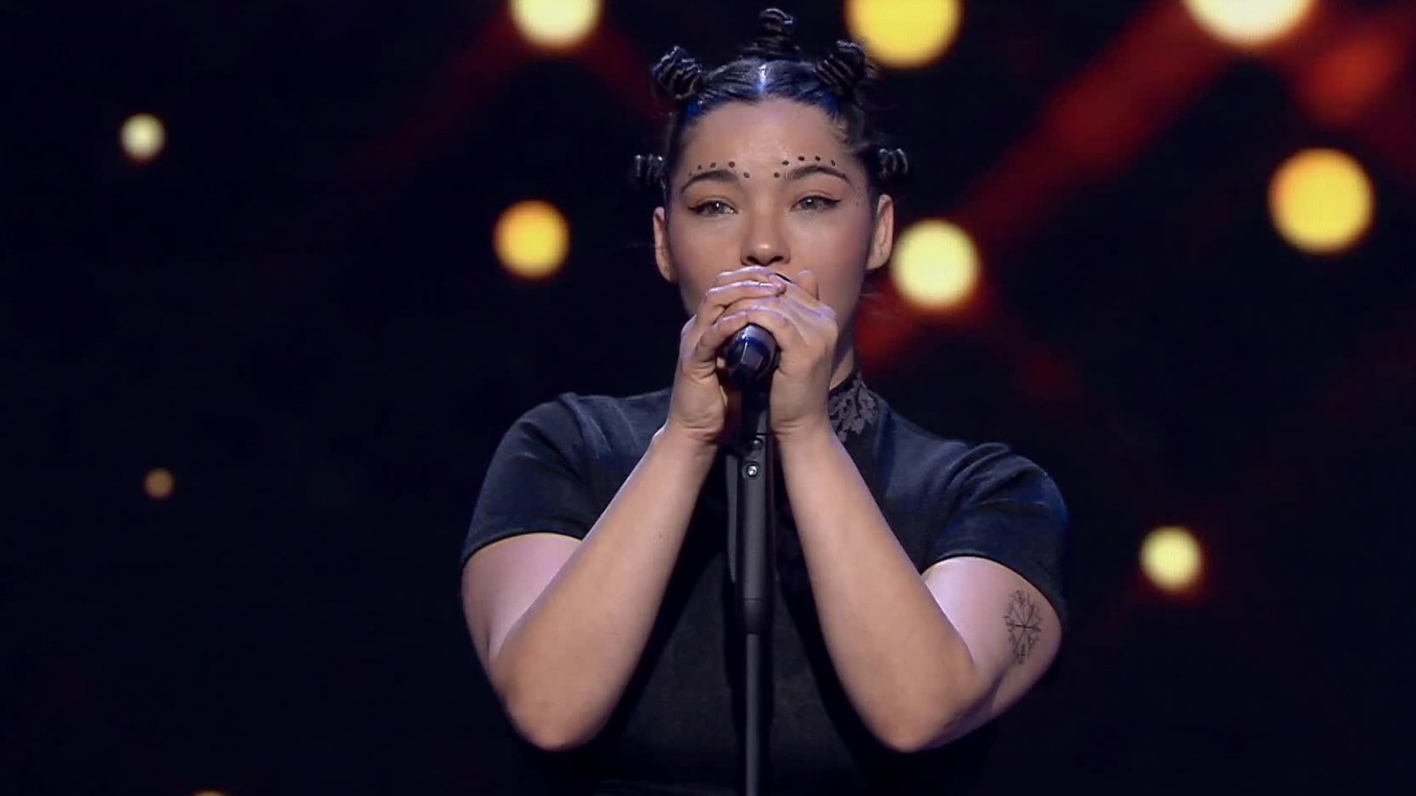 Daniela Vásquez interpreta a Björk en el escenario de "Mi Nombre Es"
