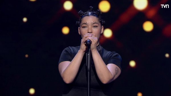 Daniela Vásquez interpreta a Björk en el escenario de "Mi Nombre Es"
