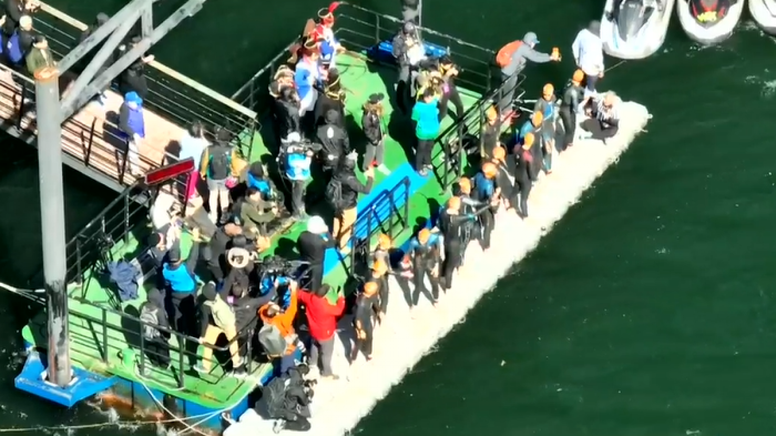 ¡Comenzó! Categoría elite conquista el río Calle-Calle en el Ironman 70.3 de Valdivia

