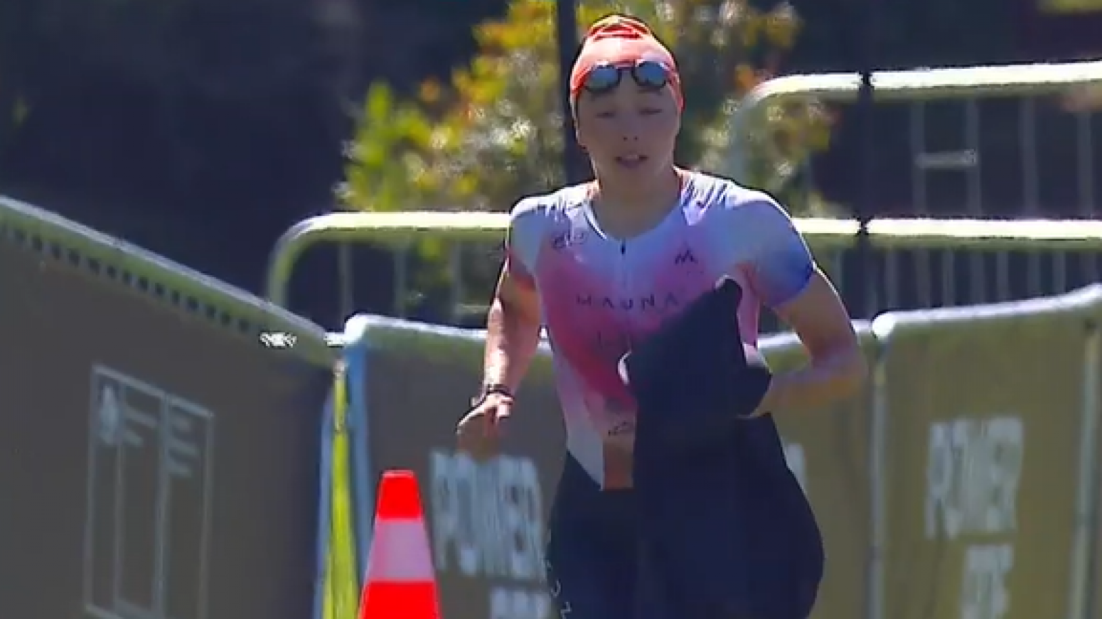 ¡Lista para el ciclismo! Macarena Salazar es la primera en salir del agua
