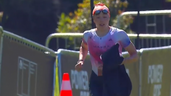 ¡Lista para el ciclismo! Macarena Salazar es la primera en salir del agua
