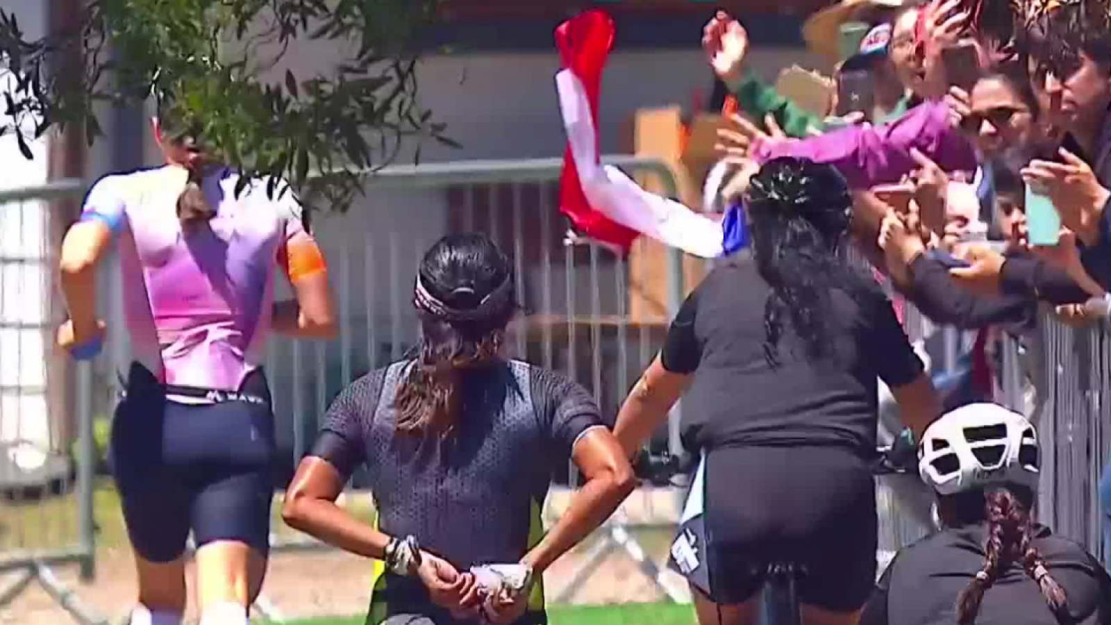 ¡Maca Salazar es la primera mujer en comenzar el trote!
