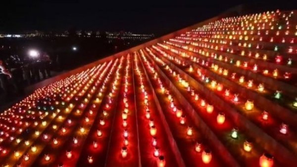 Ucrania: encienden mil velas en Kiev para conmemorar mil días de guerra
