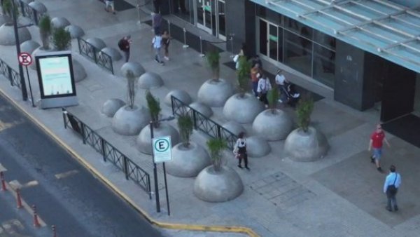 "Arquitectura hostil": Polémica por bolones de concretos en la vía pública en Providencia
