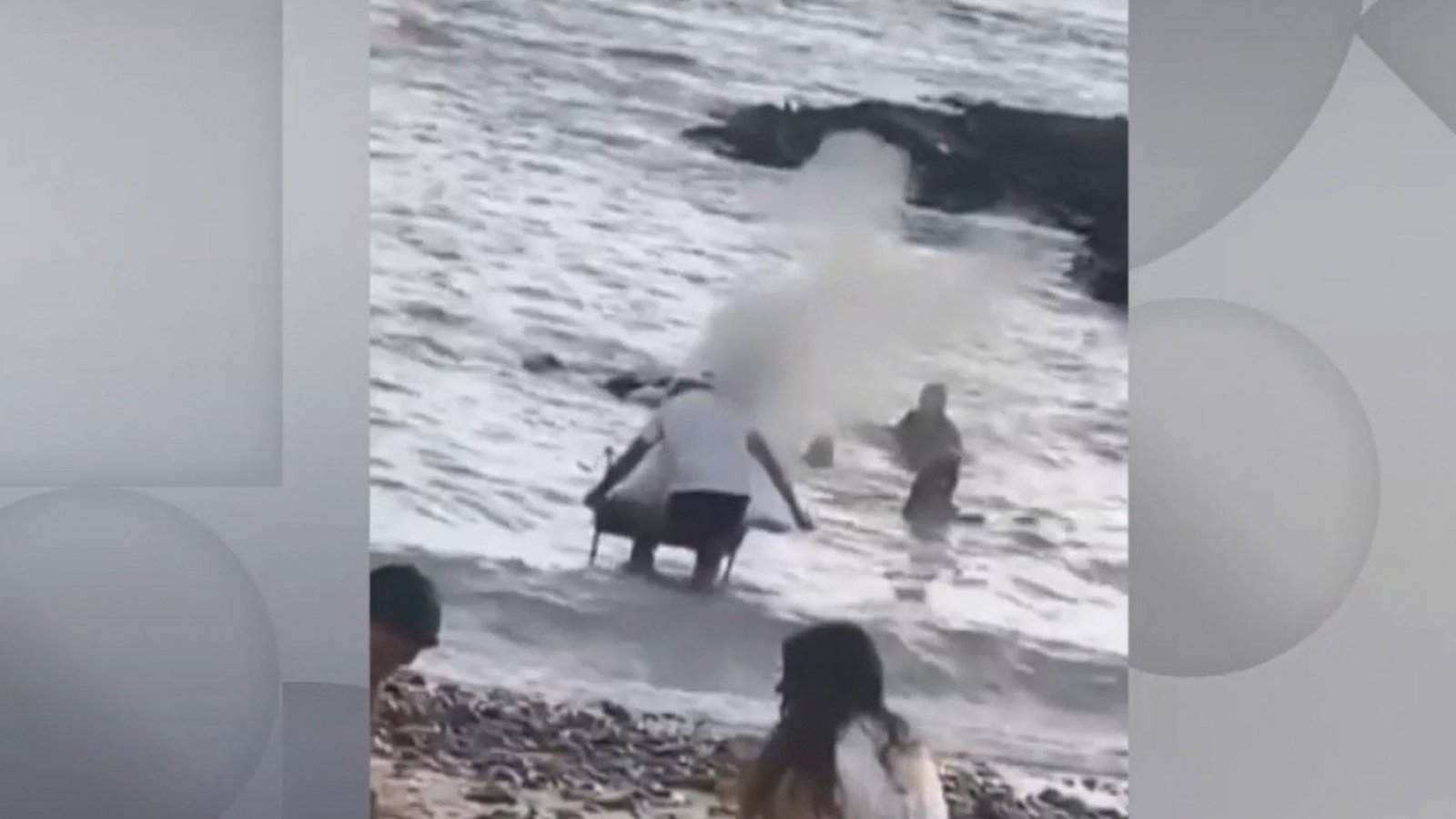 "Es de hue...": Descriteriado apaga parilla en la playa de Iquique

