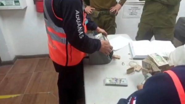 Investigan a chofer de bus: Tenía más de un millón de dólares escondido entre frazadas
