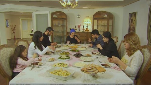 Elif - T1E124 | Una incómoda invitación
