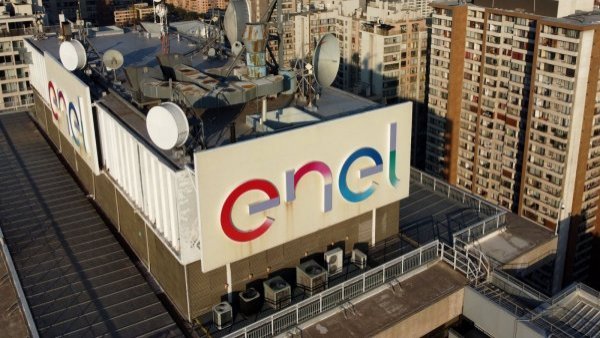 Gerente de Enel compara Chile con Estados Unidos: "En Florida se han quedado dos semanas sin luz, nadie se quejó"
