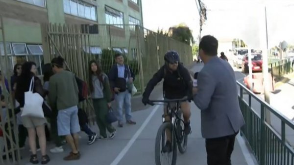 "Es absurdo"; Instalan ciclovía afuera de colegio y pone en peligro a estudiantes
