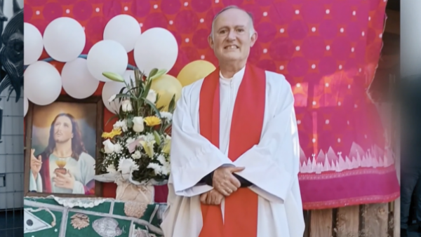 Apuñalan a sacerdote en iglesia de Quilicura: Agresor le robó celular y computador
