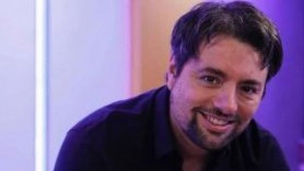 Daniel Valenzuela presentó a su nueva pareja con cómicas postales
