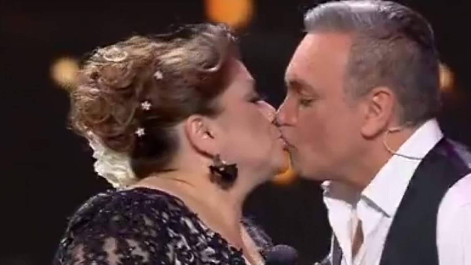 Luis Jara protagoniza inesperado piquito con Rocío Durcal
