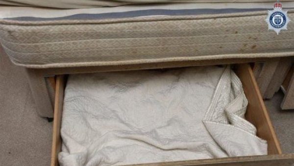 Brutal caso de maltrato infantil: madre escondió durante tres años a su bebé en un cajón

