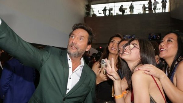 La gran noche de Daniel Fuenzalida: Ganó con "Ahora Caigo" y su podcast