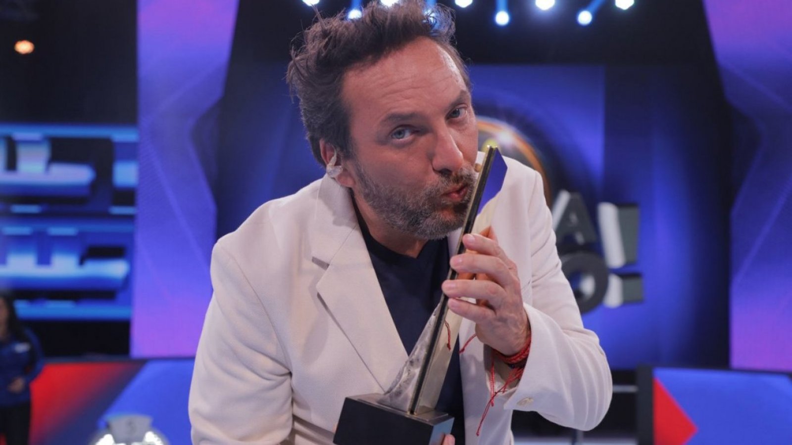 Daniel Fuenzalida festeja reconocimiento de Ahora Caigo en los Premios Cordillera

