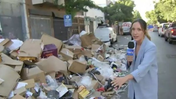 Paro de recolectores genera cerros de basura en el centro de Santiago
