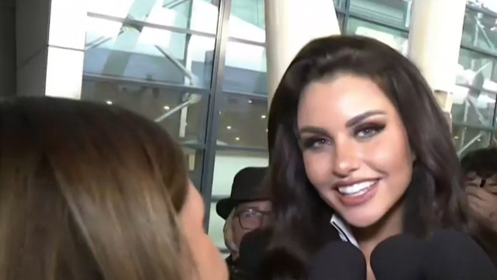 Emilia Dides...CHILEEEEEEE: Así fue la gran llegada de la miss al país
