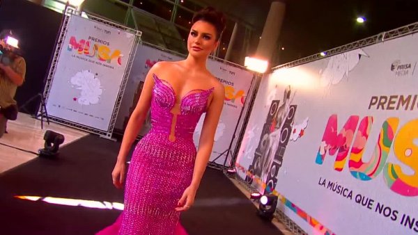 Emilia Dides impacta con su look en los Premios Musa
