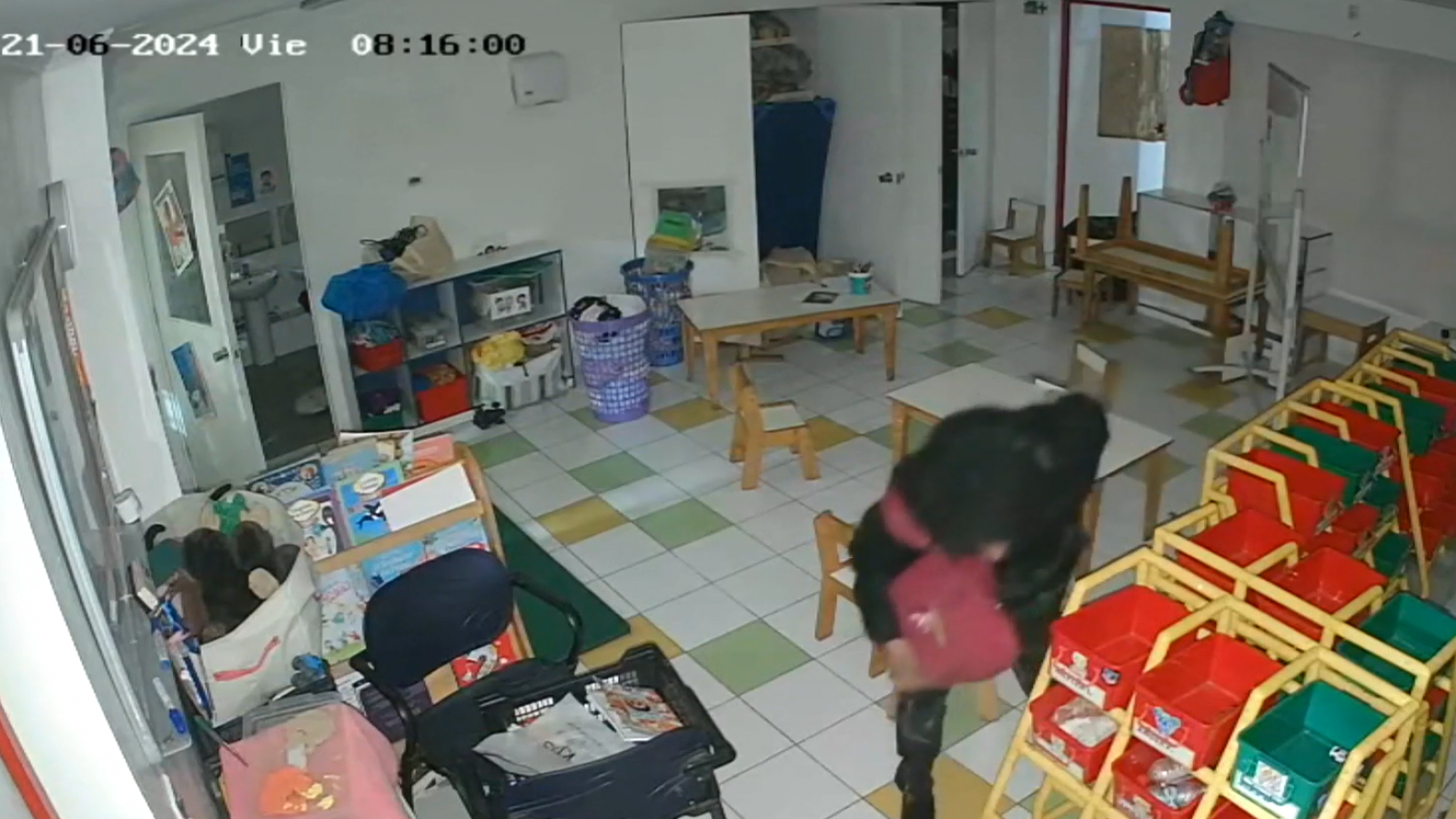 Desde mochilas hasta colaciones: Detienen a sujeto que robó 11 veces en jardín infantil
