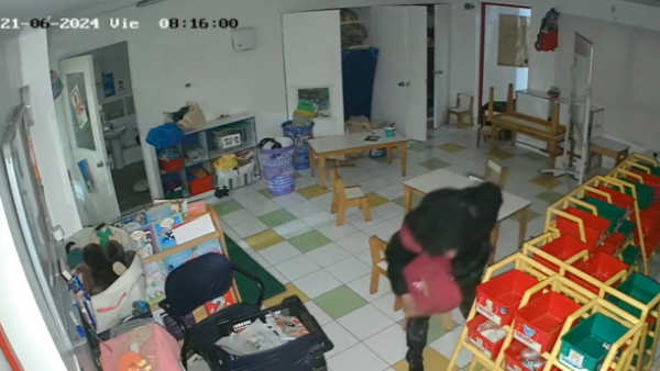 Desde mochilas hasta colaciones: Detienen a sujeto que robó 11 veces en jardín infantil
