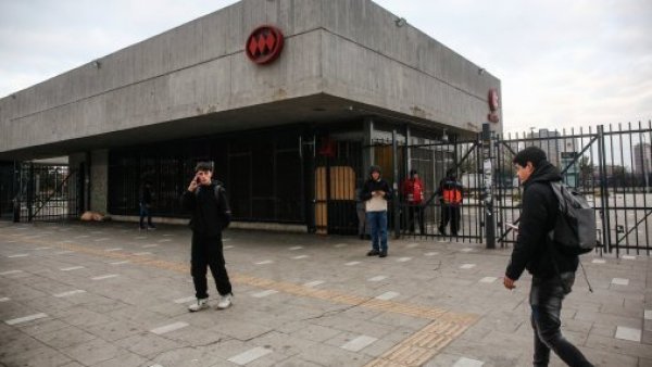 Metro de Santiago anuncia nuevo horario para domingos y festivos
