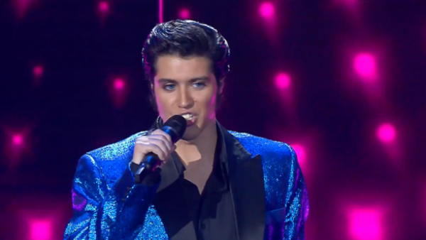 "Un lujo": Elvis Presley cautiva al público con "Blue Suede Shoes"
