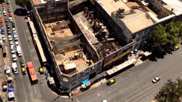 ¡Alerta de derrumbe! Fachada de edificio está a punto de caer en la Alameda
