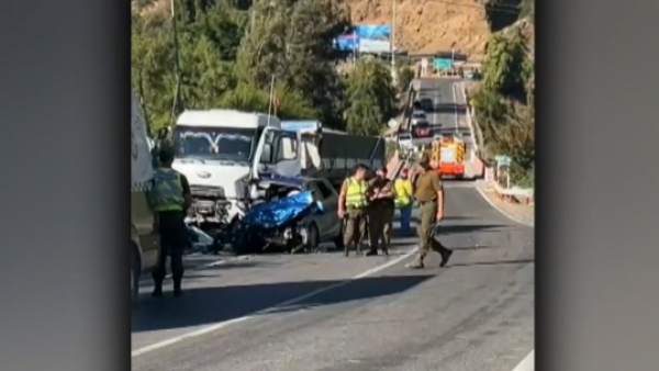 Hay 3 fallecidos: Vehículo familiar chocó contra camión en el Cajón del Maipo
