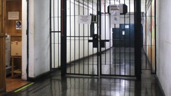 FOTO | Los símbolos que se encontraron en la celda del reo decapitado
