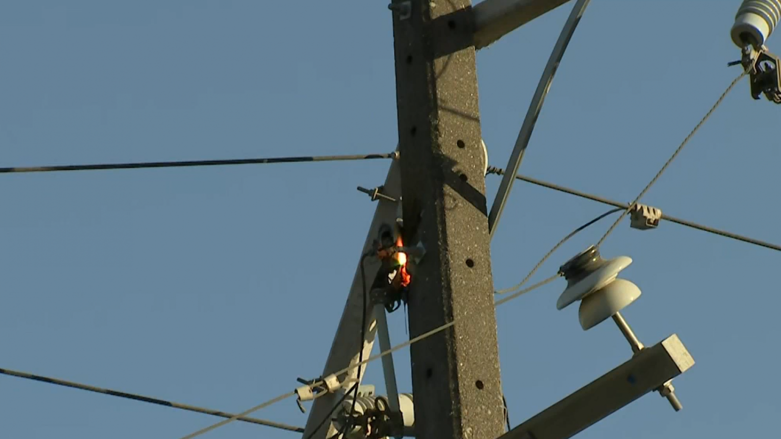 ¡Alto riesgo! Choque dejó poste electrificado en Estación Central
