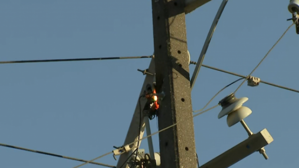 ¡Alto riesgo! Choque dejó poste electrificado en Estación Central
