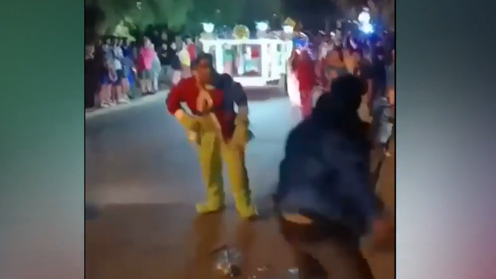 Se tomó el papel muy en serio: Carabinero disfrazado de Grinch golpeó a sujeto en plena desfile navideño

