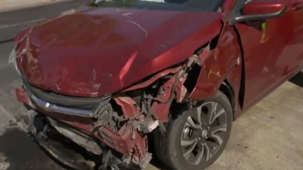 ¿Conductor fantasma? El enigma del auto chocado que lleva más de 7 horas abandonado en plena calle
