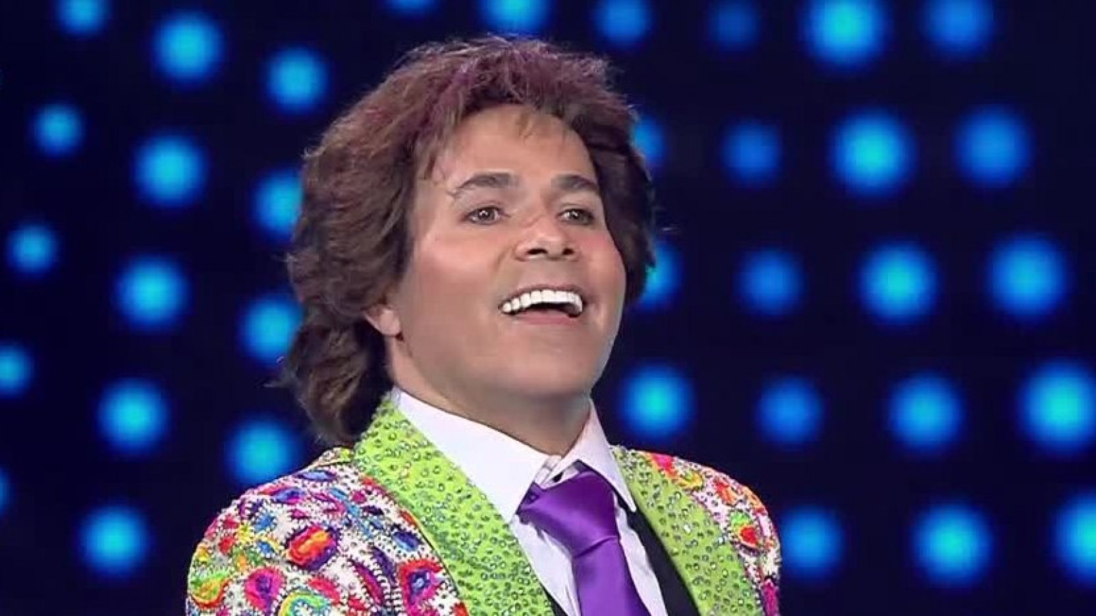 ¡Armó una fiesta en el estudio! Pastelito se lució con su interpretación de Juan Gabriel
